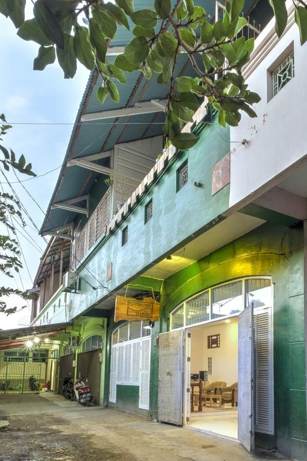 Riverside Hostel Padang 外观 照片